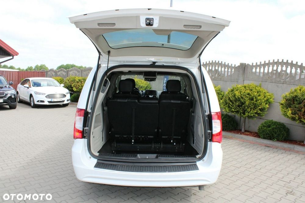 Chrysler Town & Country - 30