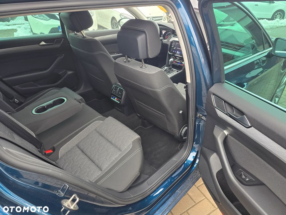 Volkswagen Passat - 11