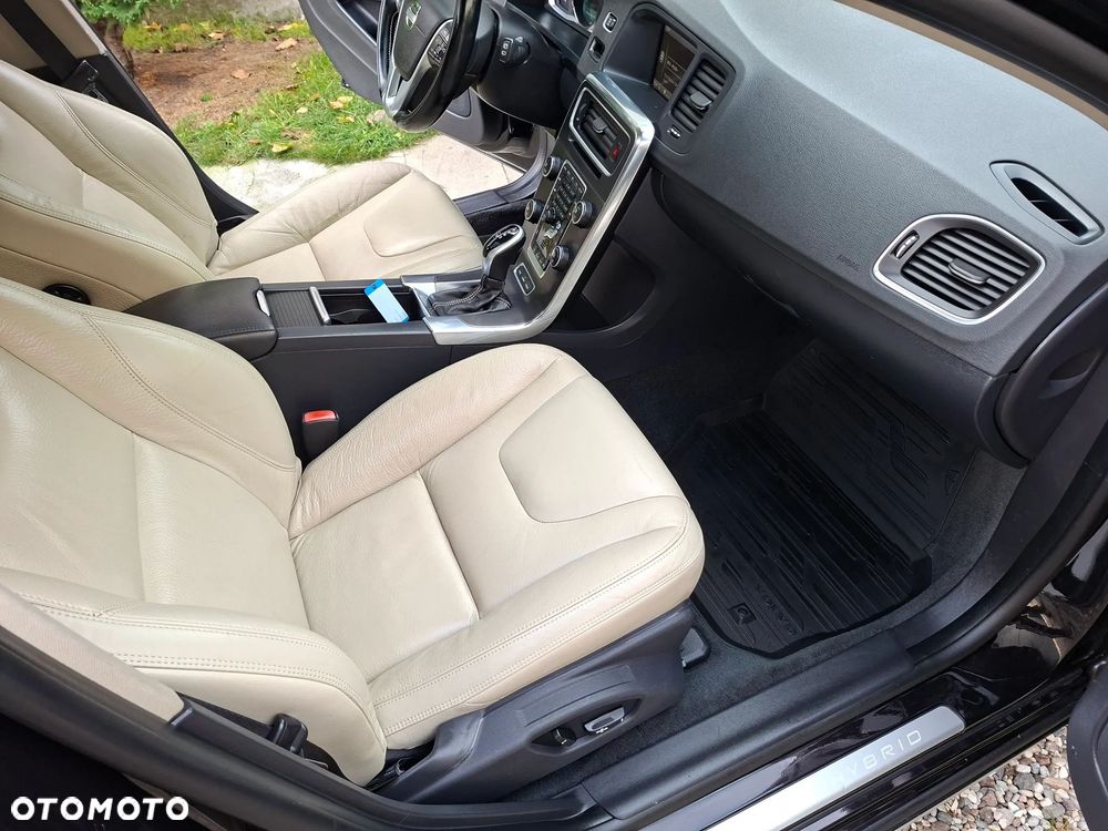 Volvo V60 D6 AWD Plug-in Hybrid R-Design Summum - 14