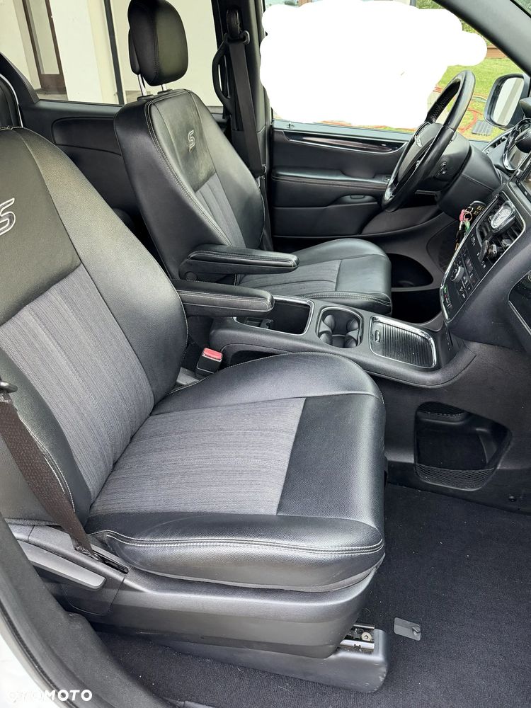Chrysler Town & Country 3.6 Limited - 19