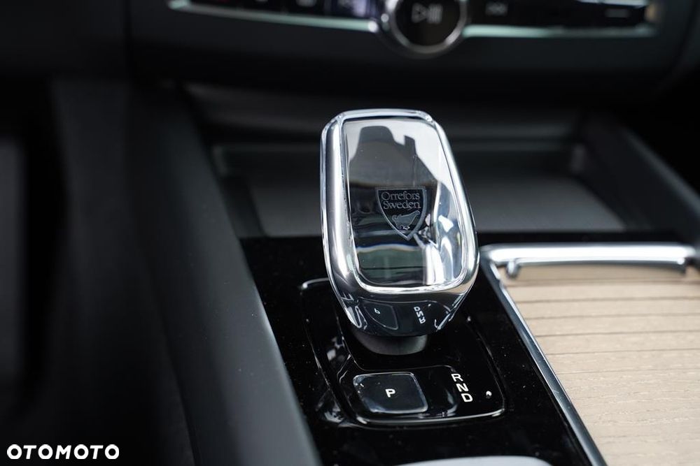 Volvo XC 60 T6 Plug-In Hybrid AWD Ultra Dark - 19