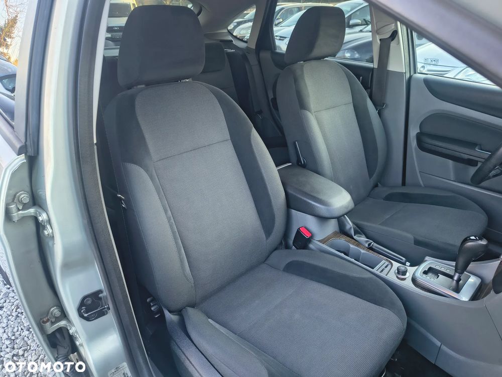 Ford Focus 1.6 Ghia - 21