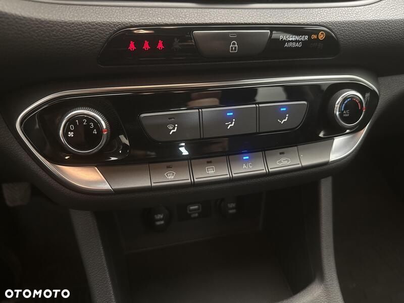 Hyundai i30 1.5 DPI Classic + - 17