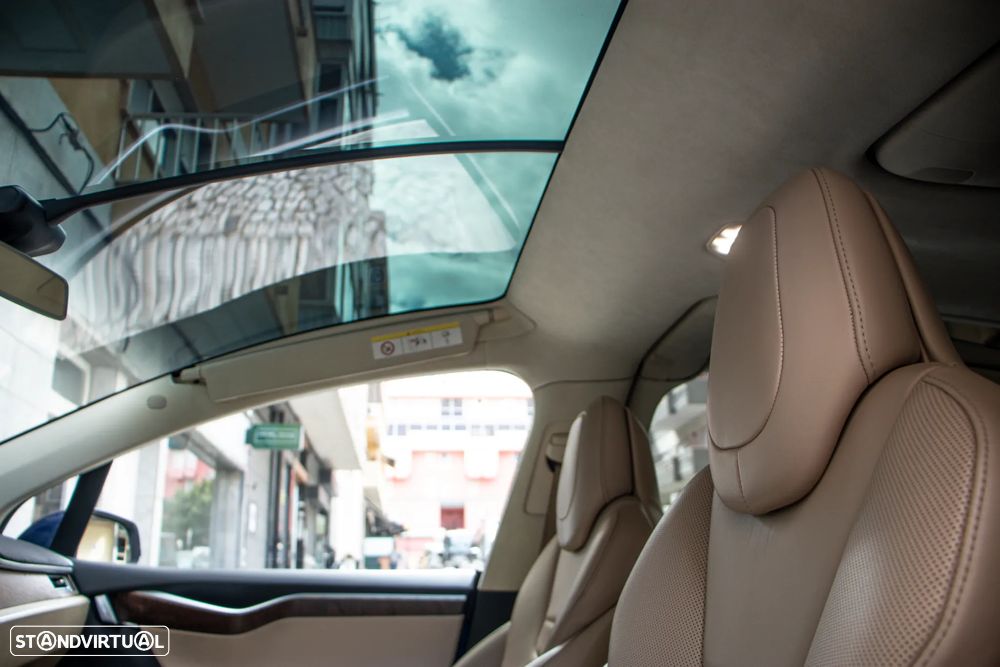 Tesla Model X 90D - 10
