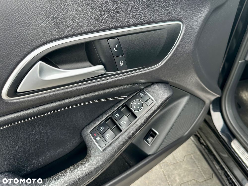 Mercedes-Benz CLA 180 Urban - 17