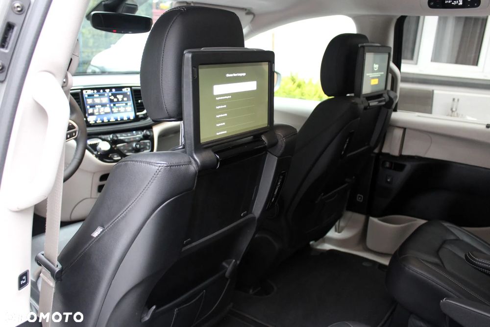 Chrysler Pacifica - 27