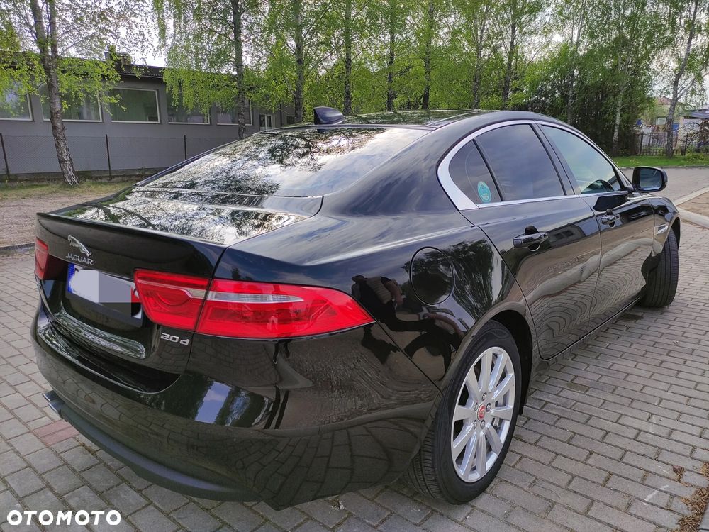 Jaguar XE 2.0 D Prestige - 4