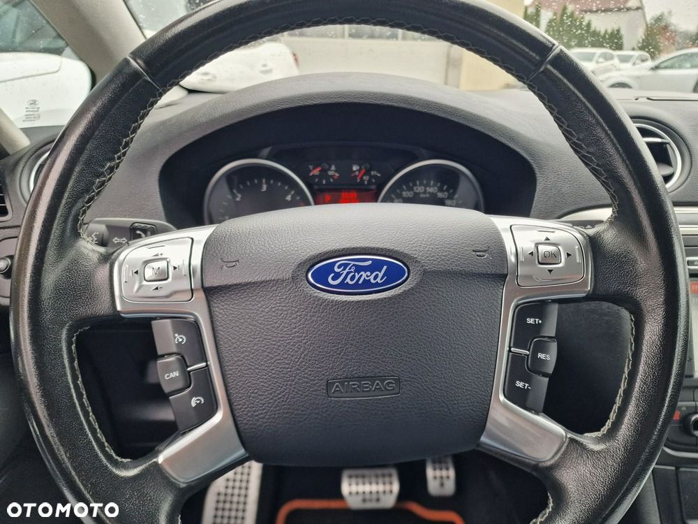 Ford S-Max 2.0 TDCi DPF Champions Edition - 32