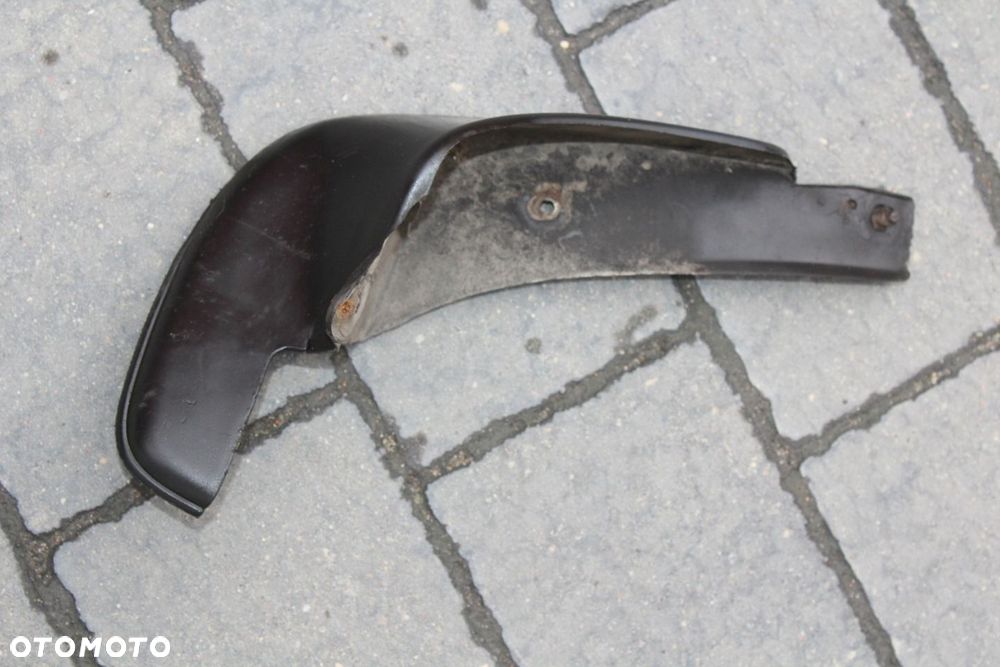 CHLAPACZ LEWY PRZÓD OSŁONA PROGU COROLLA E12 - 11