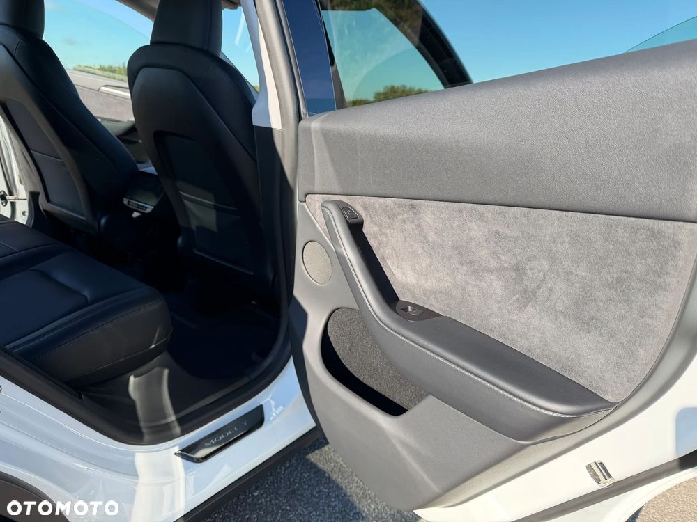 Tesla Model Y Long Range AWD - 29