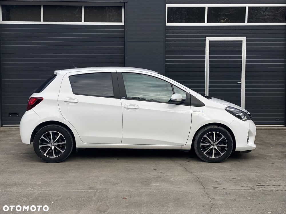 Toyota Yaris Hybrid 100 Premium - 4