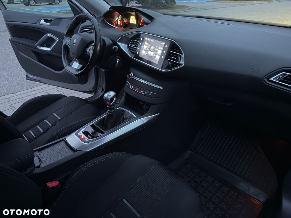 Peugeot 308 PureTech 130 GPF Stop & Start Allure Business-Paket - 17