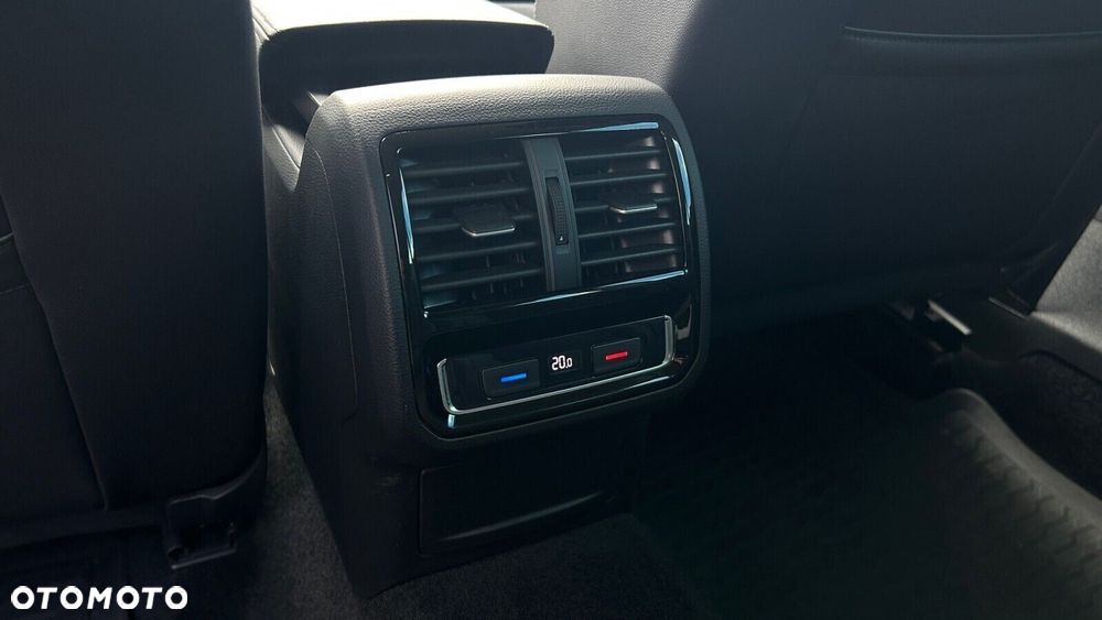 Volkswagen Passat Variant 2.0 TDI 4Mot Elegance DSG - 15