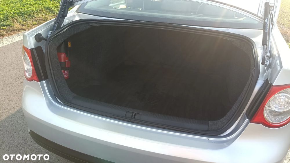 Volkswagen Jetta 1.9 TDI Trendline - 22