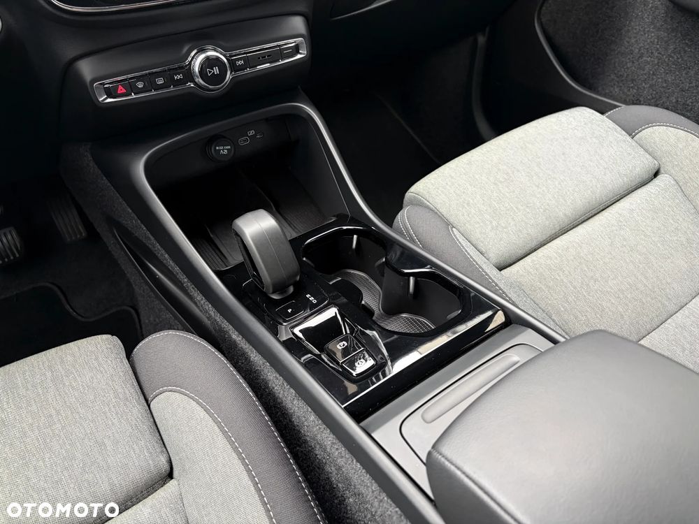 Volvo XC 40 B3 Plus Dark - 19