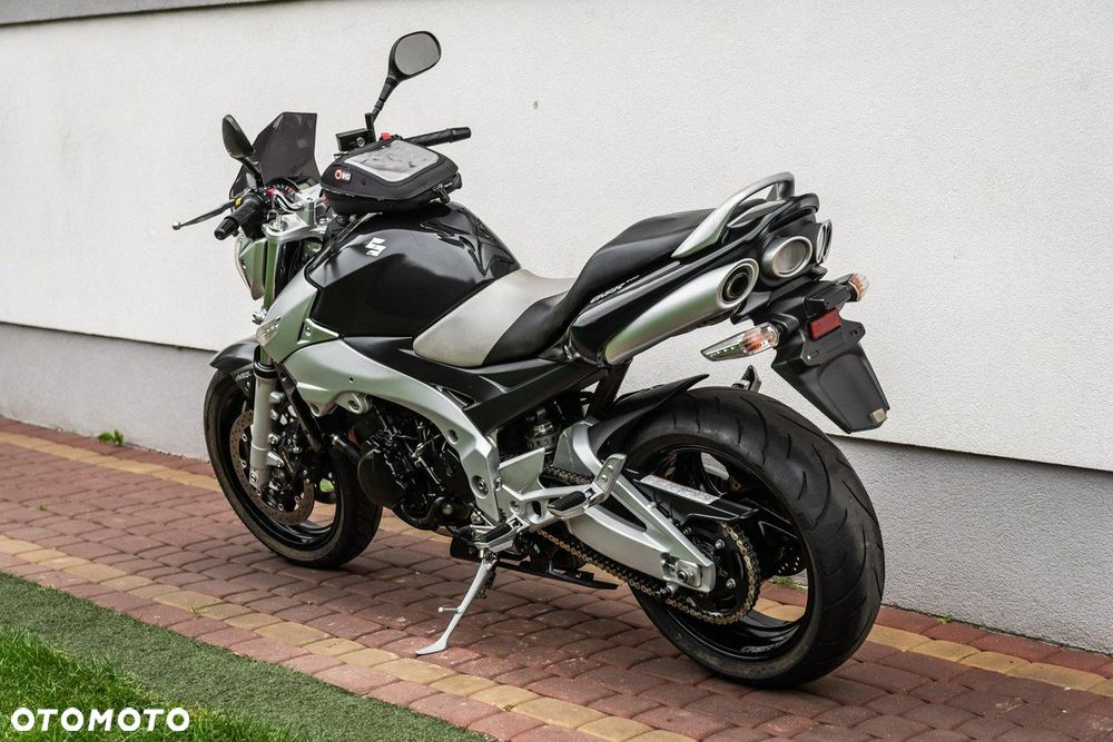 Suzuki GSR - 4