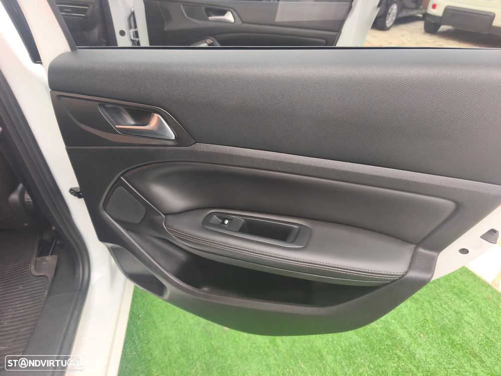 Peugeot 308 SW BlueHDi 120 EAT6 Stop & Start Allure - 29