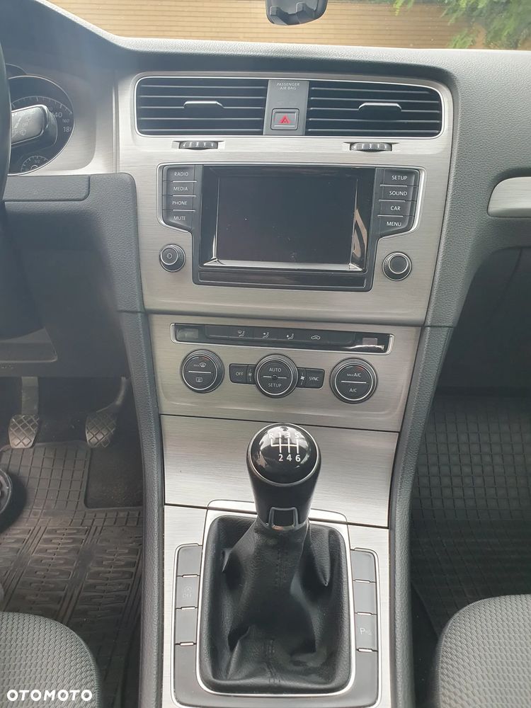 Volkswagen Golf 1.2 TSI BMT Comfortline - 24