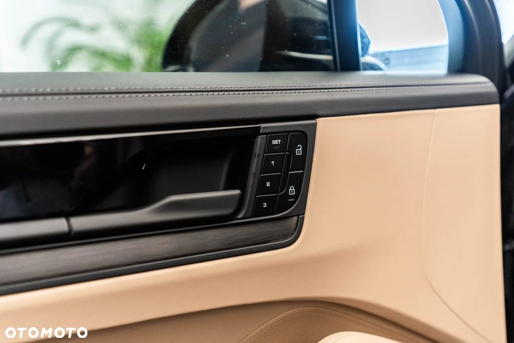 Porsche Cayenne E-Hybrid PHEV Black Edition - 24