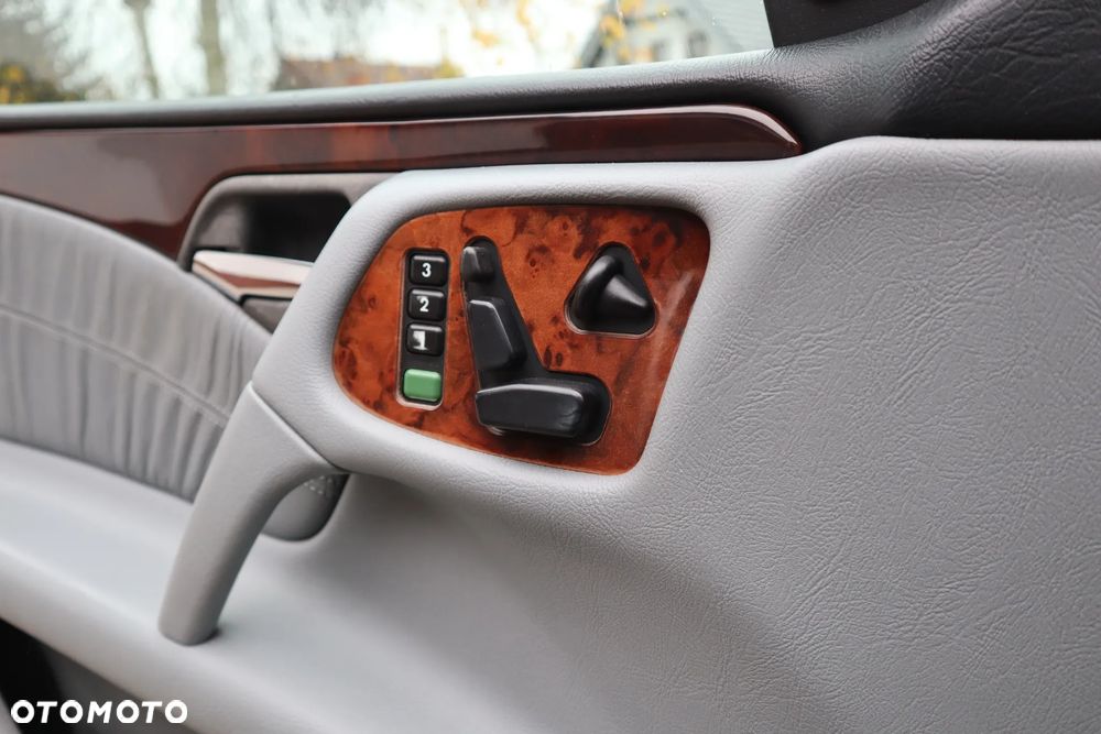 Mercedes-Benz Klasa E 320 Elegance - 21