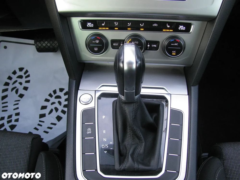 Volkswagen Passat 2.0 TDI SCR DSG Comfortline - 20