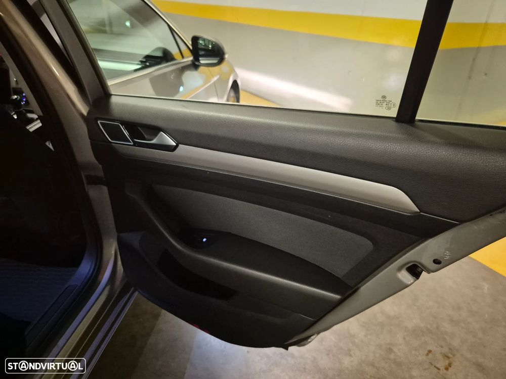 VW Passat Variant 2.0 TDI Trendline - 24