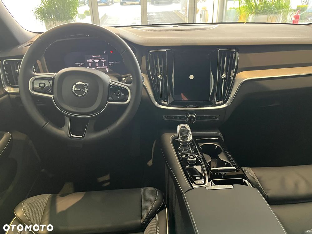 Volvo V60 T6 AWD Plug-In Hybrid Plus Dark - 11