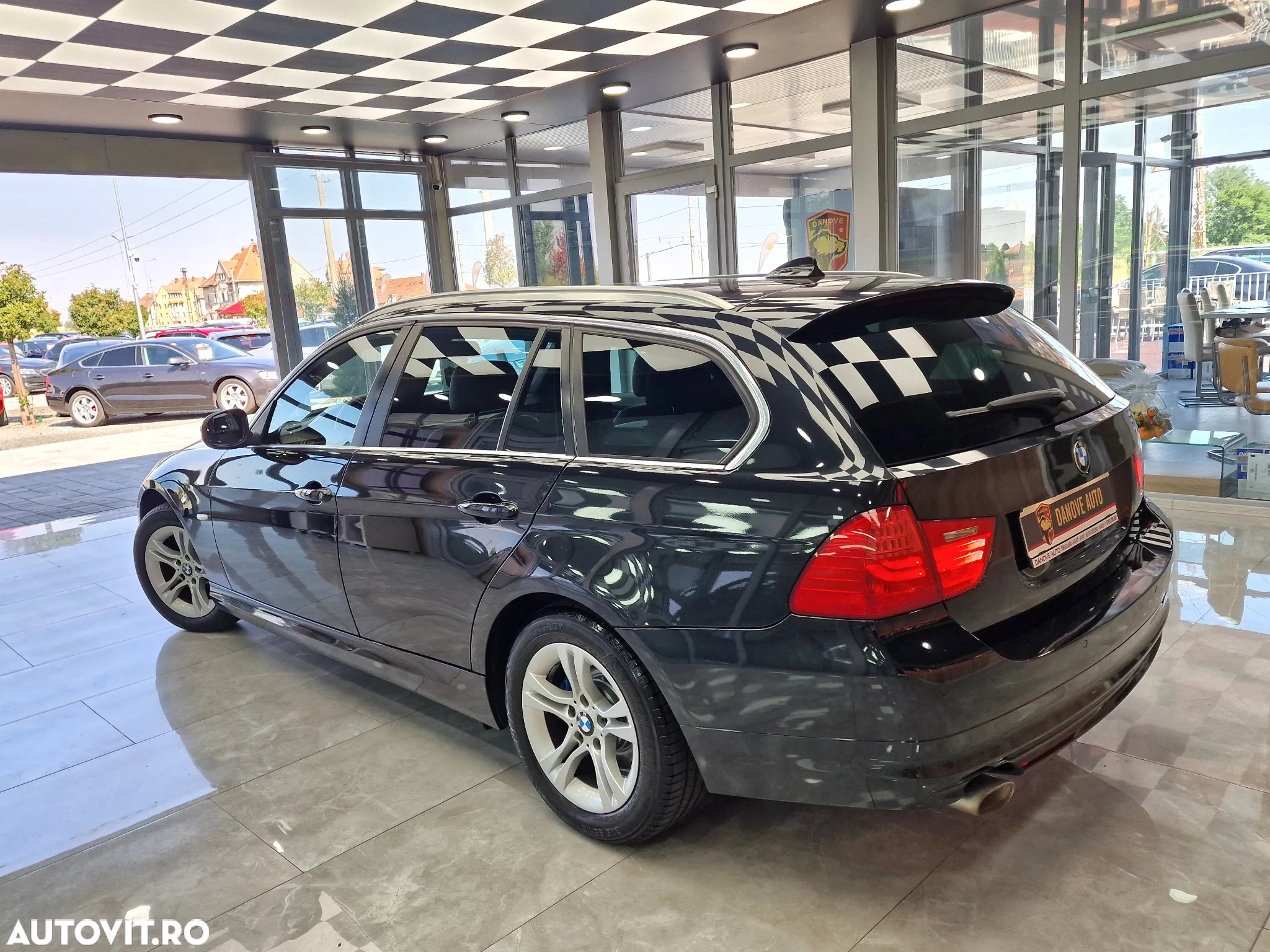 BMW Seria 3 320d DPF Touring Aut. - 10