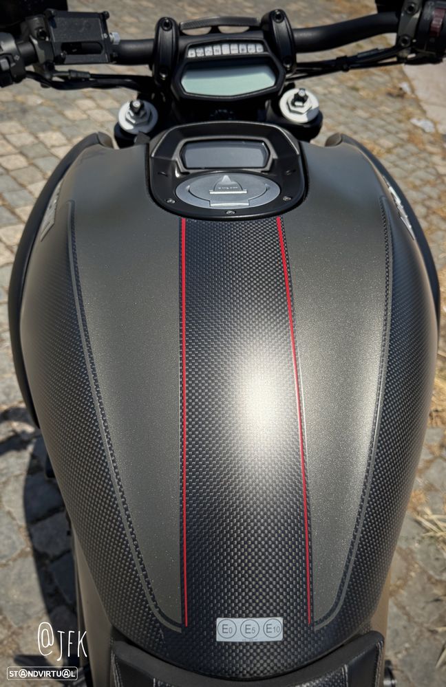 Ducati Diavel Carbon Edition Exclusive - 3