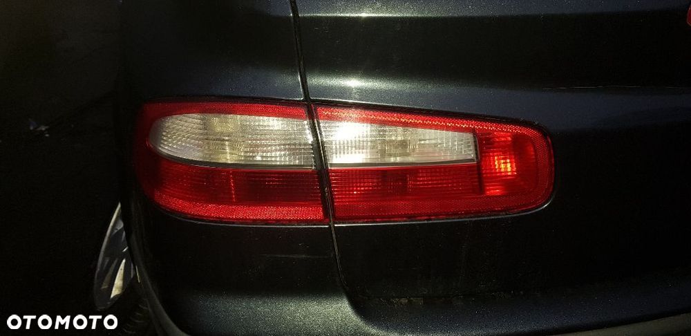 RENAULT LAGUNA II HB LAMPA TYŁ LEWA W KLAPĘ - 1