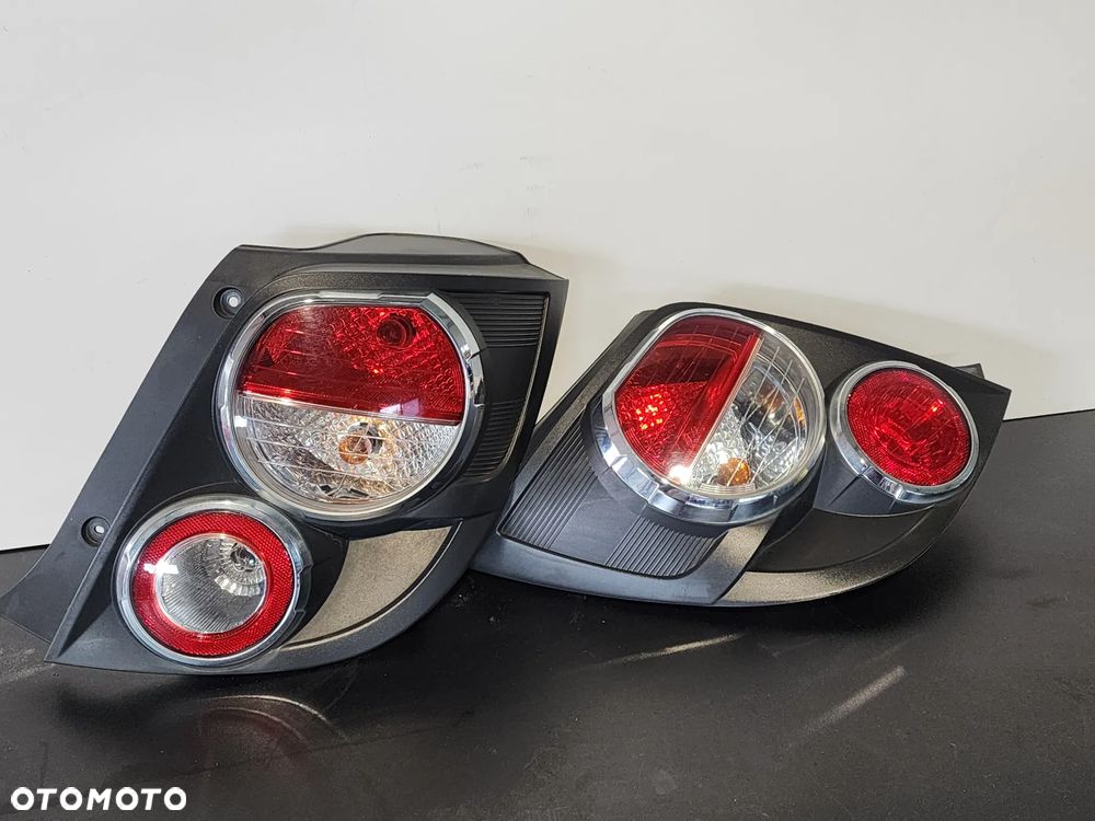 Chevrolet AVEO T300 HB lampa tył ORYGINAŁ - 1