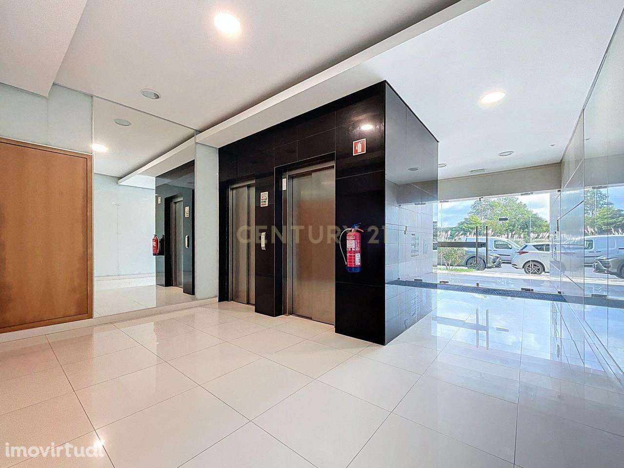 Apartamento T2 Duplex de Excelência | Último Piso | Vistas Mar e Serra - Grande imagem: 5/36