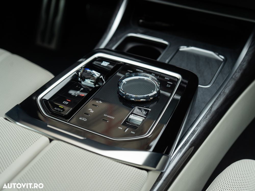 BMW M7 M760e xDrive AT PHEV - 31