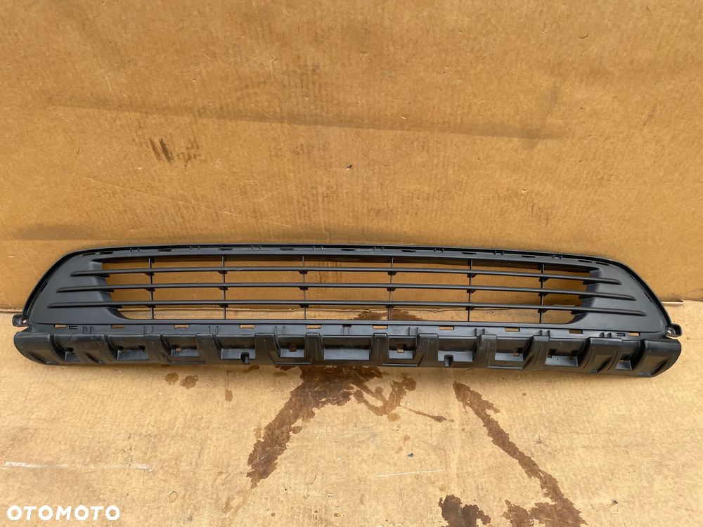 RENAULT TRAFIC III OPEL VIVARO B ORYGINALNA KRATKA PRZEDNIEGO ZDERZAKA ŁADNA ŚRODKOWA 622543504R - 1