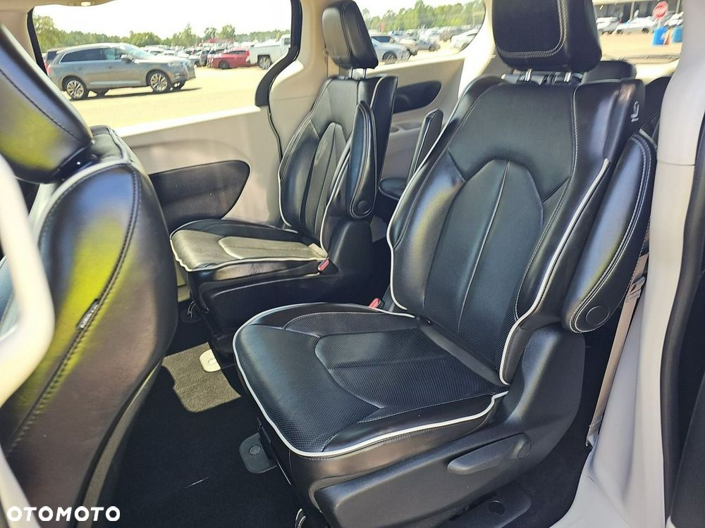 Chrysler Pacifica - 11