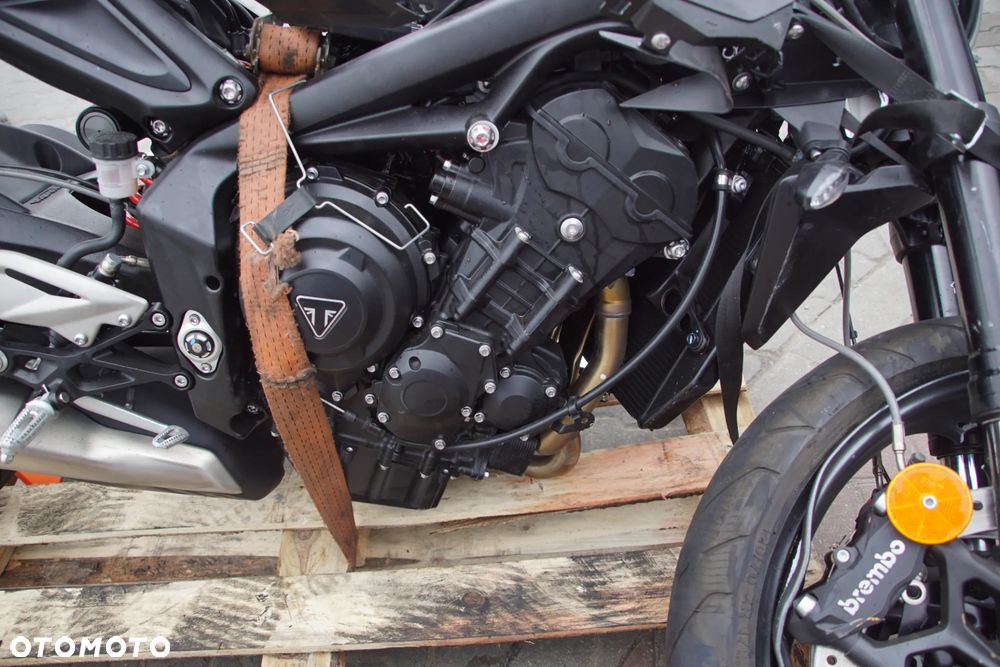 Motocykl na części 692106889 Triumph Street Triple 765 R 88kw 2025 silnik głowica blok silnika pokrywa zaworów pokrywa sprzęgła pokrywa alternatora miska olejowa wał korbowy korbowody tłoki cylindry wałki rozrządu łańcuch rozrządu napinacz rozrządu zawory sprzęgło kosz sprzęgłowy tarcze sprzęgłowe skrzynia biegów rozrusznik alternator stator pompa oleju pompa wody termostat chłodnica wentylator chłodnicy zbiorniczek wyrównawczy przepustnice listwa wtryskowa wtryskiwacze cewki zapłonowe airbox filtr powietrza pompa paliwa zbiornik paliwa korek paliwa kolektor wydechowy tłumik katalizator sondy lambda rama subframe wahacz amortyzator tylny lagi golenie półka górna półka dolna kierownica manetki przełączniki kierownicy klamka sprzęgła klamka hamulca pompa hamulcowa przednia pompa hamulcowa tylna przewody hamulcowe zaciski przednie zacisk tylny tarcze hamulcowe pompa ABS moduł ABS czujniki ABS felga przednia felga tylna koło przednie koło tylne oś przednia oś tylna piasta zabierak zębatka przednia zębatka tylna łańcuch napędowy napinacze łańcucha ślizg łańcucha osłona łańcucha quickshifter czujnik quickshiftera cięgno quickshiftera dźwignia zmiany biegów set lewy set prawy podnóżki kierowcy podnóżki pasażera dźwignia hamulca tylnego stopka boczna czujnik stopki lampa przednia lampa tylna kierunkowskazy licznik wyświetlacz sterownik ECU immobilizer stacyjka kluczyk wiązka elektryczna skrzynka bezpieczników regulator napięcia przekaźniki czujnik położenia wału czujnik biegu czujnik temperatury siedzenie kierowcy siedzenie pasażera zadupek boczki plastiki owiewki osłony zbiornika osłona chłodnicy błotnik przedni błotnik tylny nadkole uchwyt tablicy rejestracyjnej lusterko lewe lusterko prawe klakson linka sprzęgła przewody paliwowe przewody chłodnicze wsporniki uchwyty mocowania tuleje gumy śruby - 15