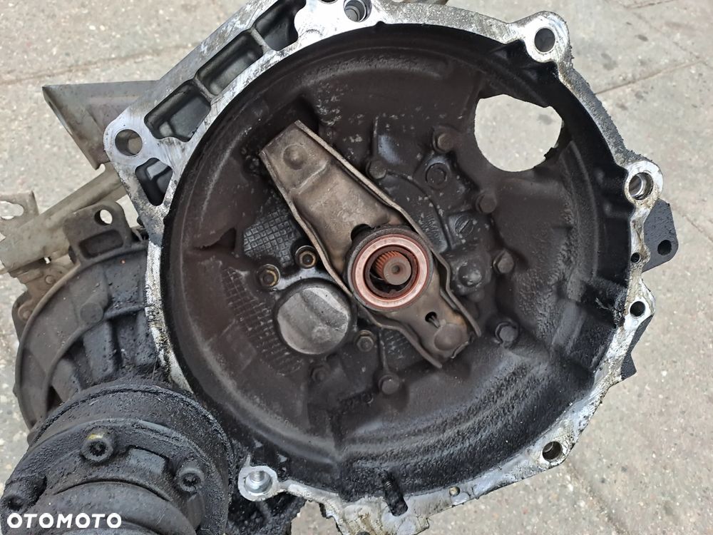 Volkswagen Touran 1.9 TDi silnik kompletny kod AVQ - 14