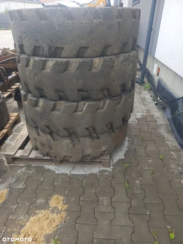Opony pełne do ładowarek teleskopowych JCB - 1