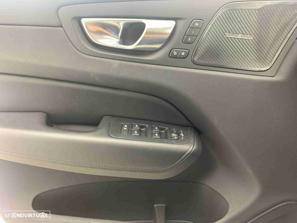 Volvo XC 60 2.0 T6 PHEV Plus Dark AWD - 9