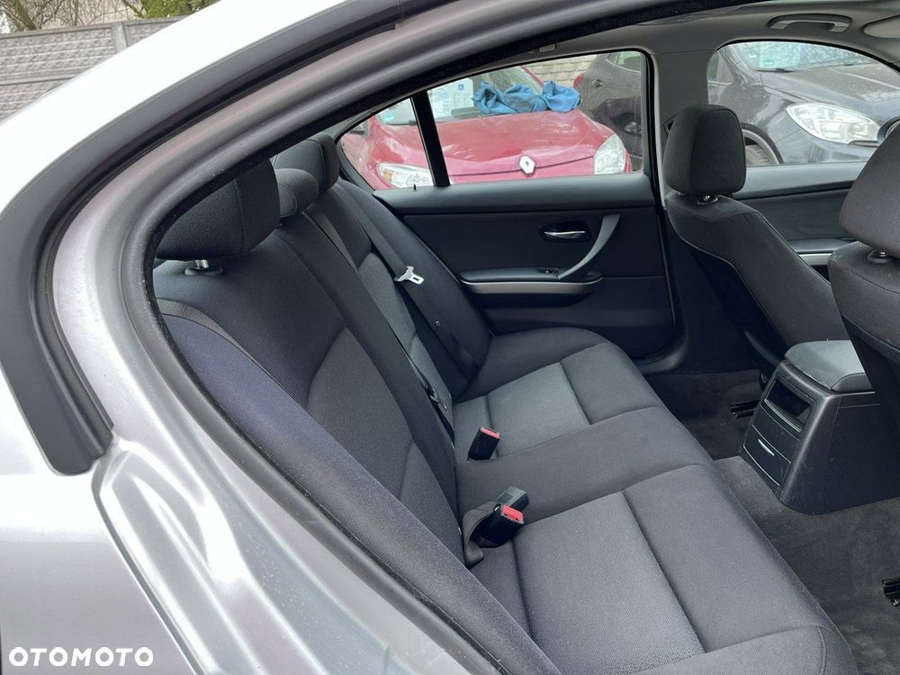BMW Seria 3 318i - 23