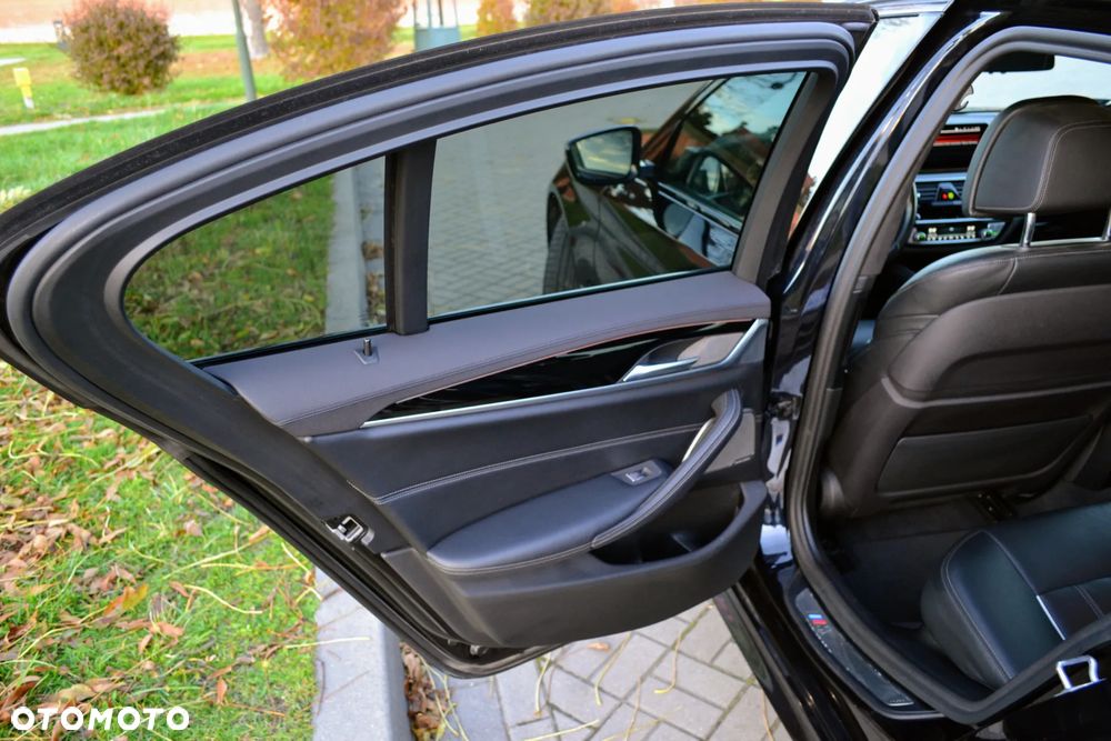 BMW Seria 5 M550i xDrive sport - 23