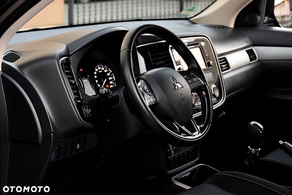 Mitsubishi Outlander 2.0 Invite + 2WD - 17