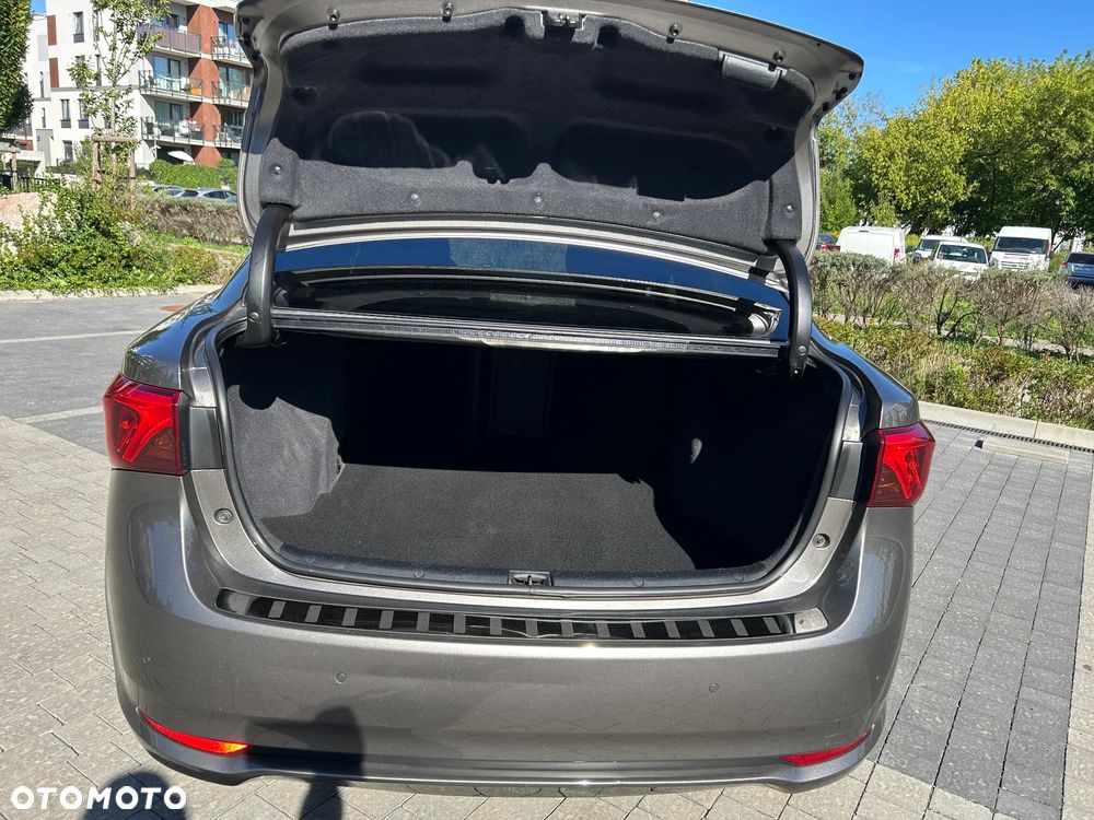 Toyota Avensis 1.8 Premium - 14