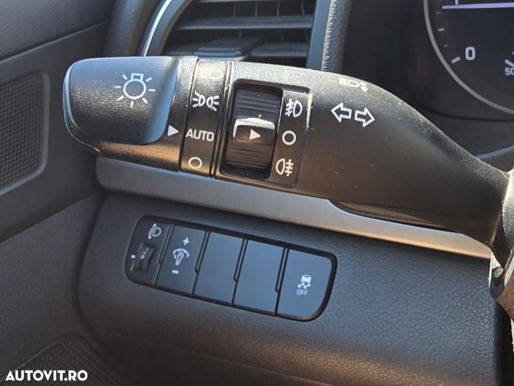 Hyundai Elantra 1.6 CRDI Comfort - 12