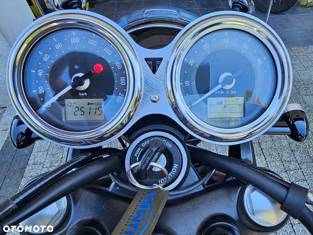 Triumph Bonneville - 9