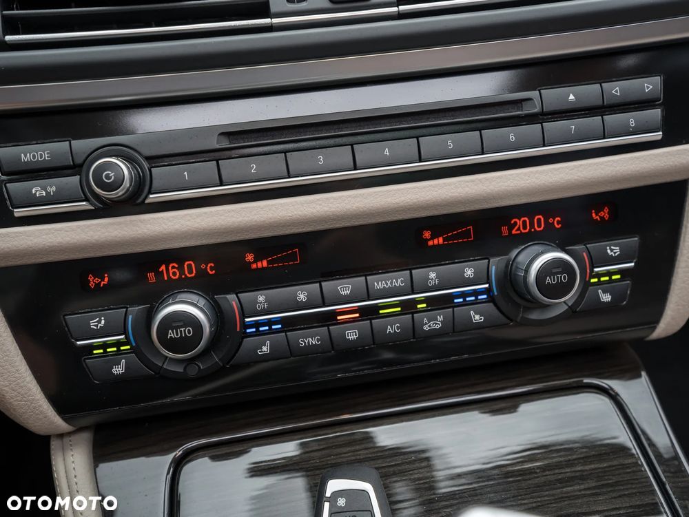 BMW Seria 5 525d xDrive Sport-Aut Luxury Line - 32