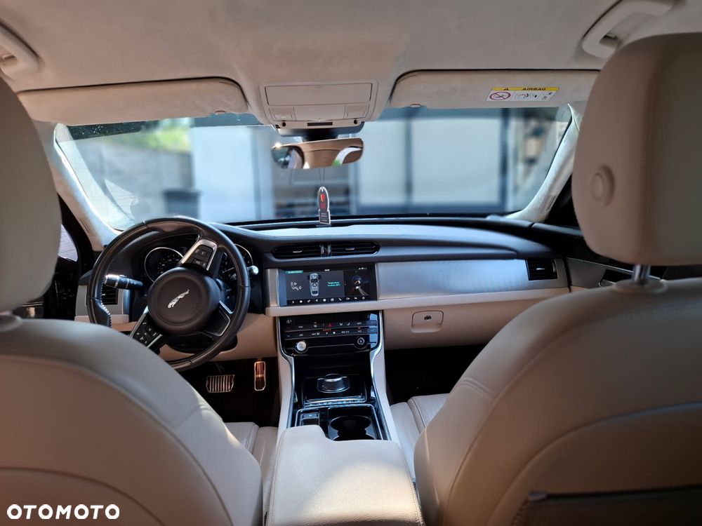 Jaguar XF 2.0 T Portfolio - 10