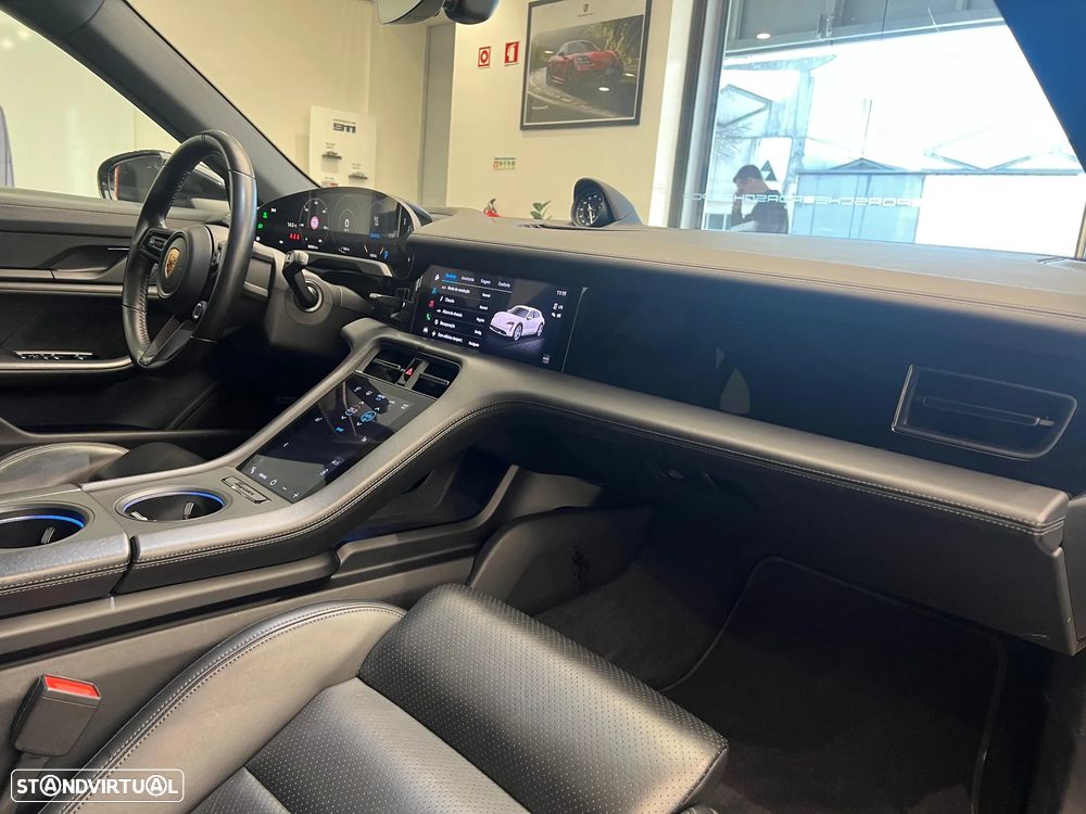 Porsche Taycan Cross Turismo 4 - 25