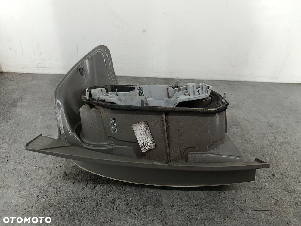LAMPA TYLNA LEWA TOYOTA COROLLA VERSO II 81560-0F080 FARBA - 5