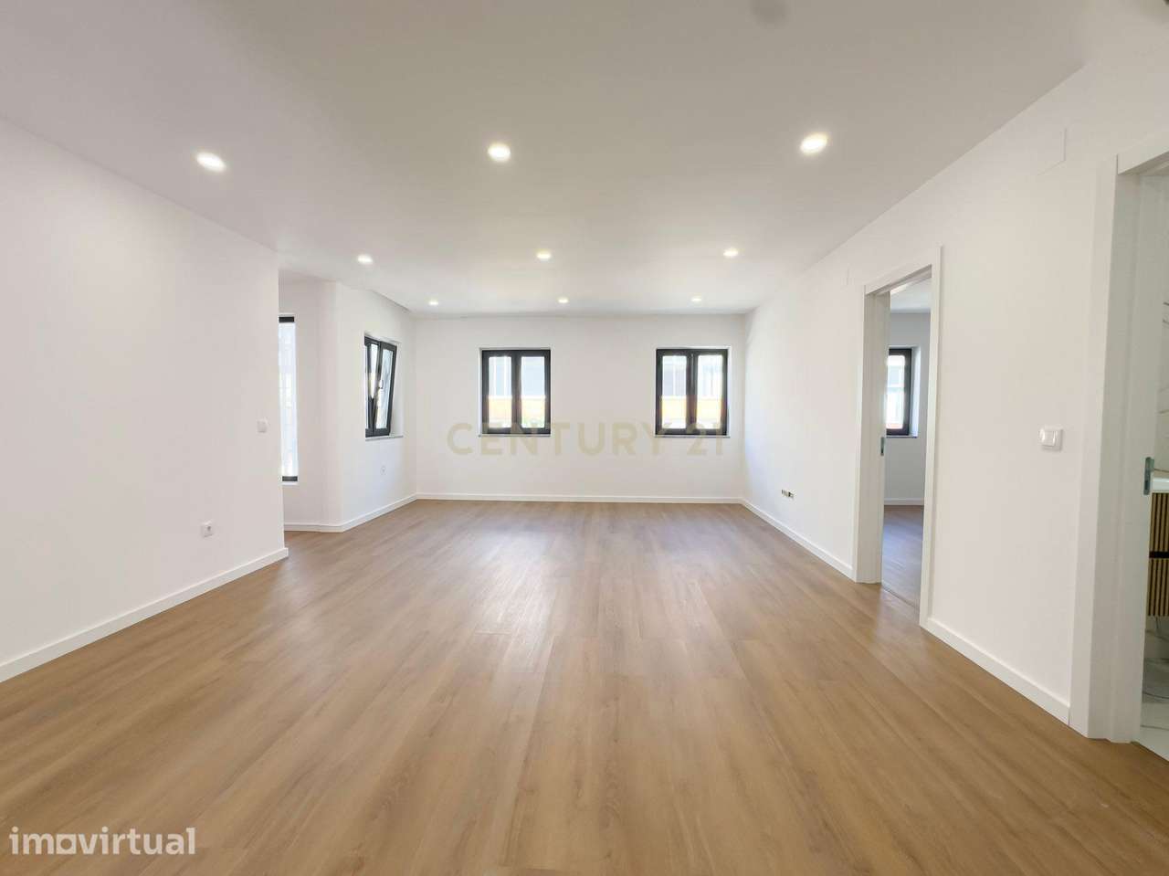 Apartamento duplex com 5 assoalhadas, acabamentos de charme na Cova da - Grande imagem: 2/23